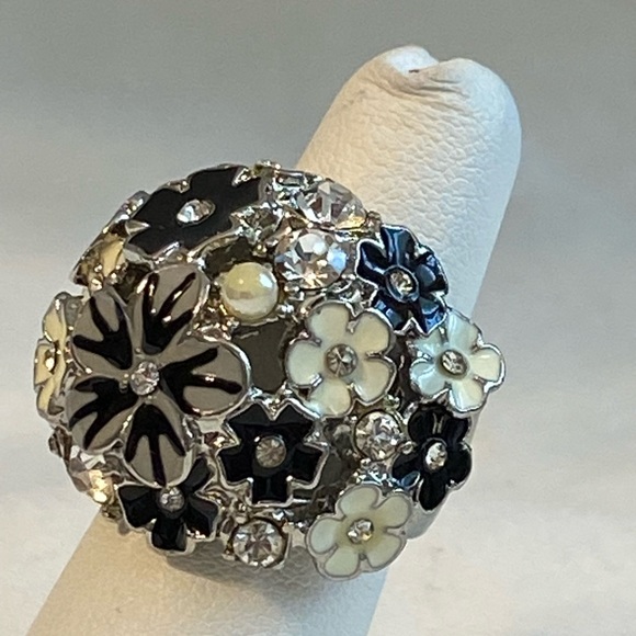 Enamel and rhinestone floral statement Ring in gray, black and cream size 5 - Picture 5 of 13